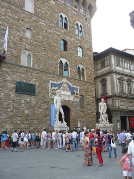 Réplica da estátua de David, em frente ao museu Uffizi